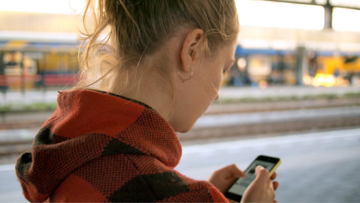 teen-phone Teen using social media